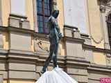 Szermierze zawalczyli pod... Szermierzem! Odsłonięto popularną rzeźbę i fontannę po remoncie [FOTO]