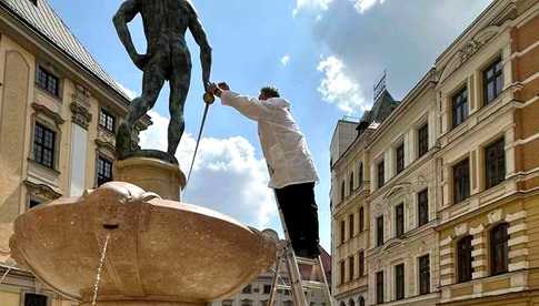 Dzień po uroczystym odsłonięciu szermierzowi skradziono szablę. Sprawca nie zdawał sobie sprawy, że jest praktycznie bez wartości [FOTO]