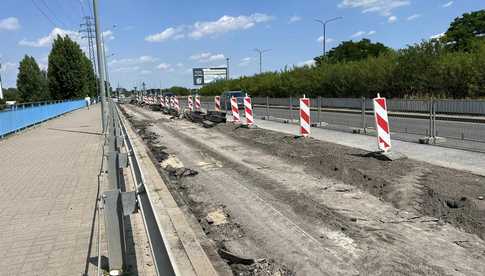 Trwa budowa ścieżki rowerowej na wiadukcie przy al. Armii Krajowej. Znacznie poprawi bezpieczeństwo rowerzystów [FOTO]