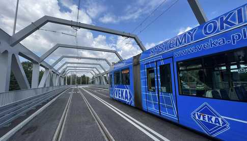 Przełomowy moment budowy TAT na Nowy Dwór. Przeprowadzono testowe przejazdy tramwajów po wiadukcie [FOTO]