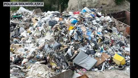 Ujawniono nielegalne składowisko odpadów. Zatrzymanych 8 osób [FOTO, WIDEO]