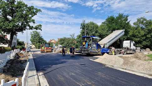 Budowa ulicy Asfaltowej na finiszu. Powstaje tam nowy zespół szkolno-przedszkolny [FOTO]