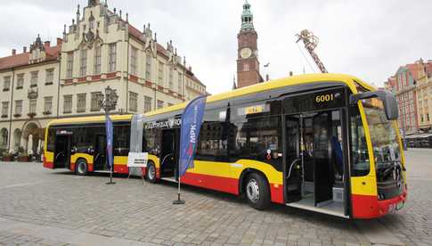 Pierwszy autobus elektryczny wyjechał na wrocławskie ulice [FOTO]