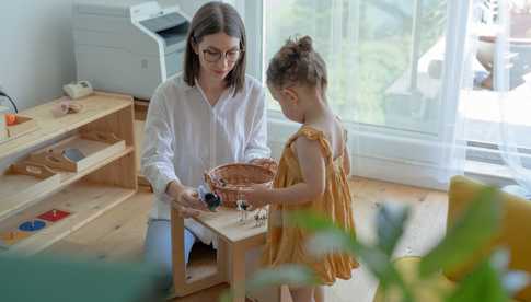 Znaczenie mebli Montessori w rozwoju dziecka