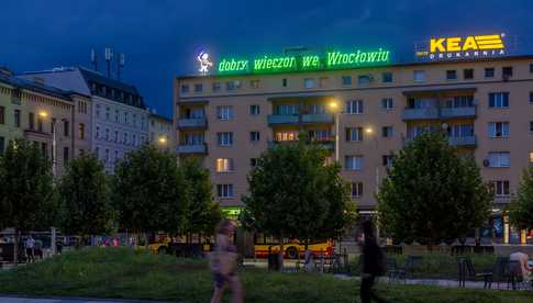 [FOTO] Kultowy wrocławski neon znowu rozbłysł po naprawie. Poznajcie historię i najważniejsze fakty