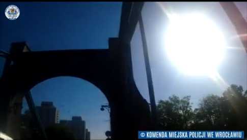 [WIDEO] 27-latek siedział na balustradzie mostu. Stwierdził, że podziwia widoki