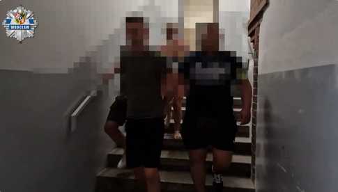 [WIDEO] Policjanci złapali 35-latka, który odpowie za serię oszustw