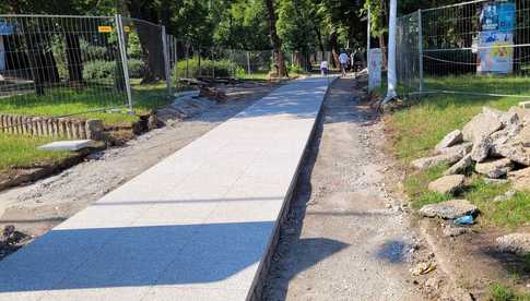 [FOTO] Między Stacyjną a Bolesławiecką powstaje nowa ścieżka. Ułatwi dotarcie z ul. Legnickiej do stacji Mikołajów