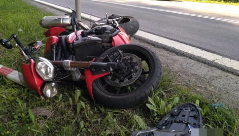 Kierowca mercedesa uderzył w motocykl na k8. Był pijany jak bela, nie miał uprawnień