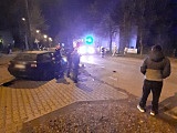 Uderzył w zaparkowane samochody, staranował śmietnik i znak