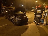 Uderzył w zaparkowane samochody, staranował śmietnik i znak