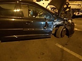 Uderzył w zaparkowane samochody, staranował śmietnik i znak