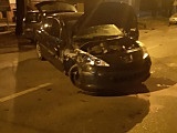 Uderzył w zaparkowane samochody, staranował śmietnik i znak