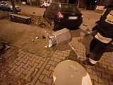 Uderzył w zaparkowane samochody, staranował śmietnik i znak