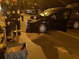 Uderzył w zaparkowane samochody, staranował śmietnik i znak
