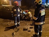 Uderzył w zaparkowane samochody, staranował śmietnik i znak