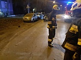 Uderzył w zaparkowane samochody, staranował śmietnik i znak