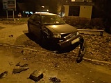 Uderzył w zaparkowane samochody, staranował śmietnik i znak