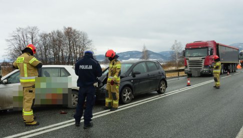 Zderzenie dwóch osobówek i ciężarówki na k8 w Przyłęku