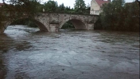 Zator śryżowy na Nysie Kłodzkiej w Bardzie. Poziom wody przekroczył stan ostrzegawczy