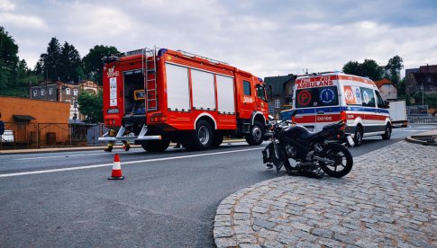 Zderzenie osobówki z motocyklem na k8 w Bardzie