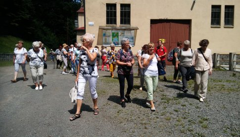 Kamieniec Ząbkowicki: Klub Seniora na spacerze w Dolinie Pereł