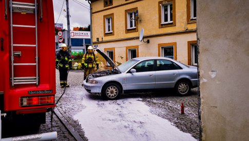 Pożar samochodu i kolizja busa w Bardzie