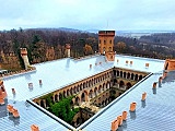 Pałac Marianny Orańskiej z nowym dachem.