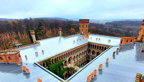 Pałac Marianny Orańskiej z nowym dachem.