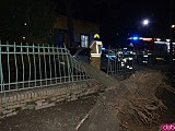 W Kamieńcu Ząbkowickim drzewo zawisło nad drogą i uszkodziło samochód