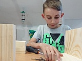[FOTO] Dzieci budowały budki dla ptaków i domki dla wiewiórek na zajęciach modelarskich w Złotym Stoku