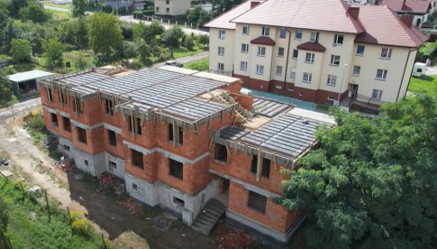 Postępują prace przy budowie komunalnego budynku w Kamieńcu Ząbkowickim