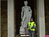W Grocie Perseusza przy Pałacu Marianny Orańskiej zainstalowano marmurową rzeźbę herosa