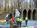 W Grocie Perseusza przy Pałacu Marianny Orańskiej zainstalowano marmurową rzeźbę herosa
