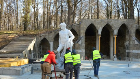 W Grocie Perseusza przy Pałacu Marianny Orańskiej zainstalowano marmurową rzeźbę herosa