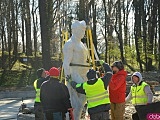 W Grocie Perseusza przy Pałacu Marianny Orańskiej zainstalowano marmurową rzeźbę herosa