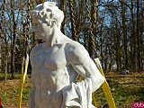 W Grocie Perseusza przy Pałacu Marianny Orańskiej zainstalowano marmurową rzeźbę herosa