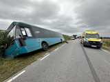 Autobus w rowie między Dzbanowem a Ożarami. Droga zablokowana