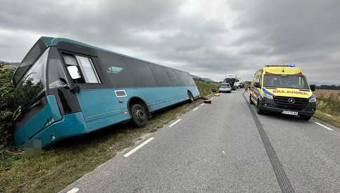 Autobus w rowie między Dzbanowem a Ożarami. Droga zablokowana