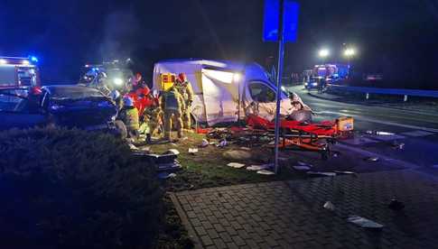 [FOTO] Wypadek na drodze krajowej nr 8: Zderzenie dwóch samochodów na skrzyżowaniu Bardo – Przyłęk