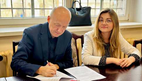 [FOTO] Podpisano pierwsze umowy na remonty elewacji w Ziębicach