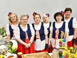 [WIDEO/FOTO] Stoły zastawione świątecznymi pysznościami, występy i warsztaty podczas Tradycji Stołu Wielkanocnego Gminy Stoszowice