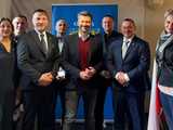 [FOTO] Z Brukseli do Kamieńca Ząbkowickiego. Europoseł Krzysztof Śmiszek odwiedził burmistrza Sylwestra Kowala