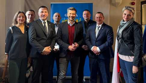 [FOTO] Z Brukseli do Kamieńca Ząbkowickiego. Europoseł Krzysztof Śmiszek odwiedził burmistrza Sylwestra Kowala