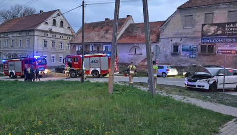 [FOTO] W Sosnowej zderzyły się dwa samochody osobowe na skrzyżowaniu z drogą wojewódzką 