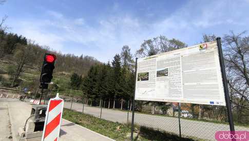 [FOTO] Trwa remont muru oporowego w Srebrnej Górze. Przypominamy o utrudnieniach w ruchu!