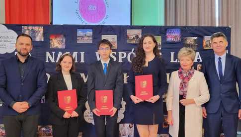 [FOTO] Najlepsi uczniowie klas maturalnych w naszym powiecie zostali wyróżnieni podczas uroczystego zakończenia roku