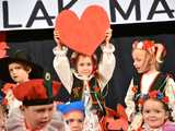 [FOTO] Pierwsza uroczystość z okazji Święta Konstytucji 3 maja za nami! Przedszkolaki z Ząbkowic oczarowali publiczność swoją akademią 