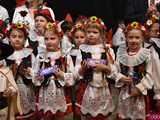 [FOTO] Pierwsza uroczystość z okazji Święta Konstytucji 3 maja za nami! Przedszkolaki z Ząbkowic oczarowali publiczność swoją akademią 
