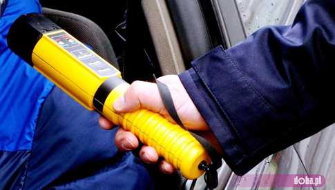 Dwóch nietrzeźwych kierujących zatrzymanych. 50-latek przyjechał pijany do pracy i dokonał kradzieży, a nietrzeźwa 66-latka uszkodziła auto w drodze do sklepu
